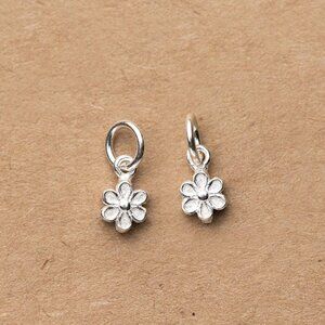 Sterling Silver Chic Daisy Floral Charm